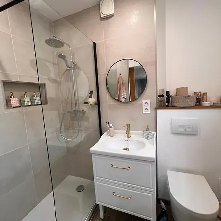 2 Bedroom Near Train Station *