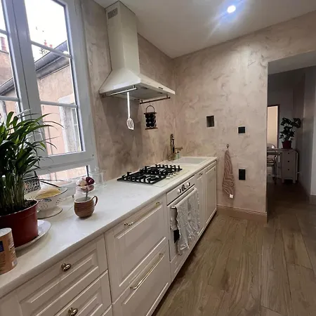 2 Bedroom Near Train Station